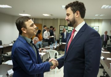O deputado Aliel Machado (PV-PR), relator do projeto, e o diretor da CACB, João Andrade. Foto: Daniel Fagundes/Trilux